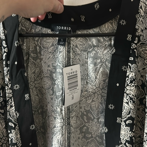 TORRID Challis Dolman Shirttail Kimono: BLACK/WHITE: NEW WITH TAGS: SIZE 5 - Picture 4 of 5